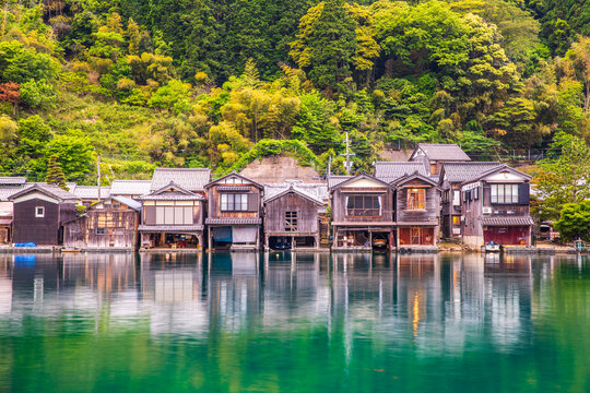 伊根の舟屋」の写真素材 | 1,574件の無料イラスト画像 | Adobe Stock