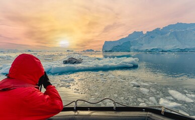 Antarktis Touristen beobachten vom Zodiac aus ganz nah einen Seeleopard (Hydrurga leptonyx) auf einer Eisscholle in der Cierva Cove