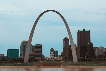 city skyline with St. Louis Arch - obrazy, fototapety, plakaty