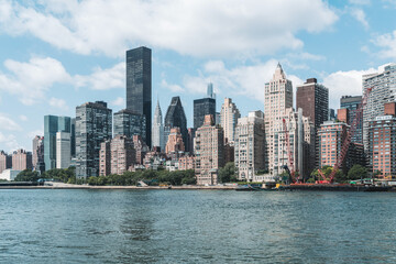 Fototapeta na wymiar New York waterfront, panoramic view on skyscrapers in midtown