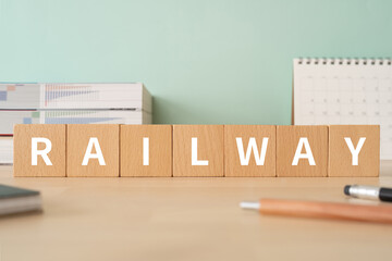 鉄道・鉄道会社のイメージ｜「RAILWAY」と書かれた積み木が置かれたデスク