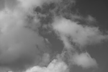 Schönes und elegantes Gebilde aus unterschiedlichen Wolken am abendlichen Himmel