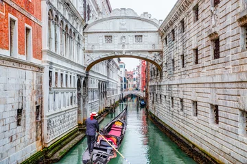 Cercles muraux Pont des Soupirs Gondolas floating on canal towards Bridge of Sighs (Ponte dei Sospiri). Venice, Italy
