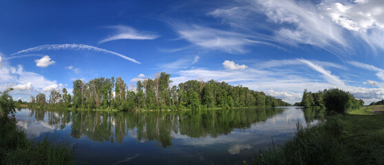 Panorama Ansicht bei einem Spaziergang  am Uferdamm des Lech Kanal bei Meitingen, Ostendorf im...