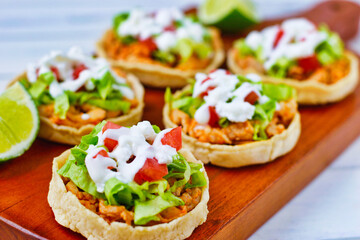 伝統的なメキシコ料理のソペス　コピースペースあり　Traditional Mexican food Sopes with copy space