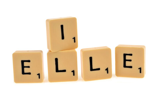 Lettres formant les pronoms il et elle sur fond blanc