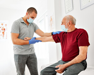 Obraz premium nurse doctor senior care exercise physical therapy exercising help assistence retirement home physiotherapy strech band clinic therapist elderly man stretching