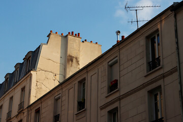 Fototapeta na wymiar Facade of a classic apartment building in Paris