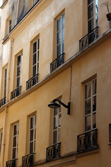 Fototapeta na wymiar Facade of a classic apartment building in Paris