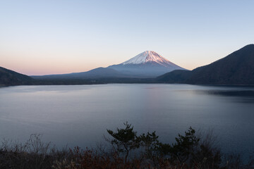 Fototapeta na wymiar 本栖湖から見た富士山