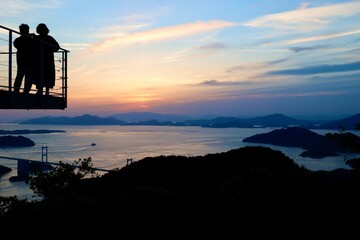 Obraz premium 亀老山展望台より来島海峡大橋を見る 夕方の空 愛媛県今治市大島