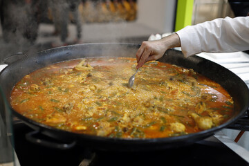 Paella gigante de verduras y pollo
