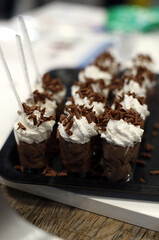 Postre de chocolate con nata y virutas de chocolate en vasito