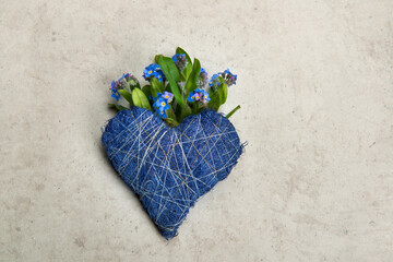 Blaues Herz auf einem Steinuntergrund, mit Vergissmeinnicht  - 507602835