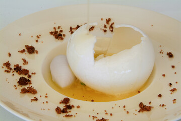 Lina llena rota con sopa de piña violeta y guisantes al natural ©        M. Cuadro