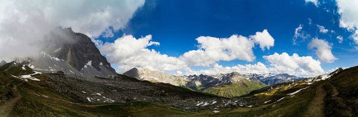Obraz premium Big panorama of swiss mountains in Prättigau with Crascana Hütte