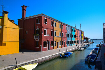 Fototapeta na wymiar Burano y sus casas de colores