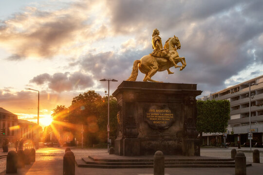 Goldener Reiter zur goldene Stunde