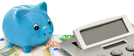 Euro Geldscheine mit Sparschwein und Rechner auf weissem Hintergrund - obrazy, fototapety, plakaty