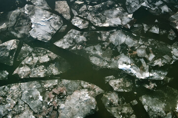 Bruckstücke von erneut einfrierenden Eisschollen, die auf dem Wasser treiben