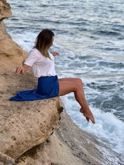 Chica en  una playa de la costa mediterránea © Xenya