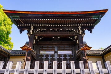 Fototapeta premium 古都の美しい門 妙法院門跡（京都市東山区）
