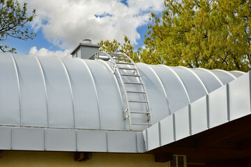 Stehfalz-Metall-Verkleidung des Dachgeschosses an einem modernen Hauses