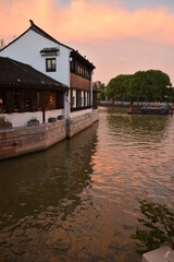 Obraz premium Sunset over a canal in the old town of Suzhou in Eastern China