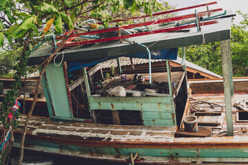 Fototapeta na wymiar Old thai wooden boat on the beach