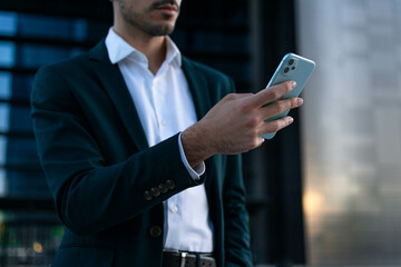 Obraz na płótnie Canvas man hand holding smart phone 