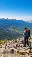 Obraz premium 蓼科山 登山者 縦構図