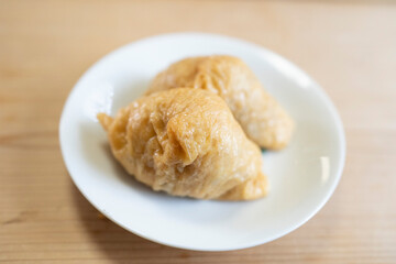 白いお皿の2つのいなり寿司