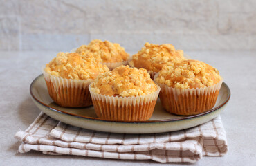 Sultana streusel cakes