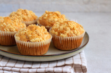 Sultana streusel cakes