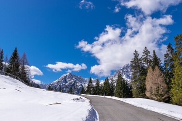 Fototapeta na wymiar road in the mountains (Tristach, Lienz, Tyrol, Austria)