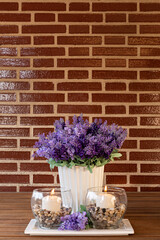 Ramo de flores de lavanda y velas.