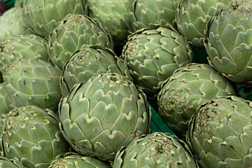 Fototapeta premium Venta de alcachofas en puesto del mercado.