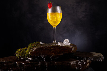 Weincocktail im Glas auf Schieferstein mit Moss und Wasserfall fotografiert - obrazy, fototapety, plakaty