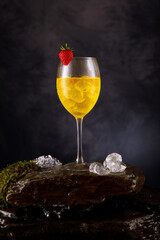 Weincocktail im Glas auf Schieferstein mit Moss und Wasserfall fotografiert