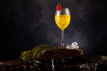 Weincocktail im Glas auf Schieferstein mit Moss und Wasserfall fotografiert