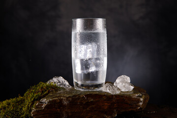 Wasserglas mit künstlichen Wasserfall mit Moos auf Schiefergestein