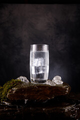 Wasserglas mit künstlichen Wasserfall mit Moos auf Schiefergestein