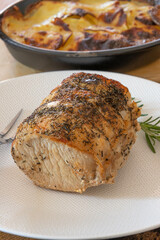 rôti de porc cuit dans une assiette