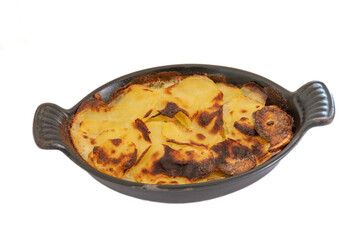 gratin dauphinois en gros plan sur un fond blanc