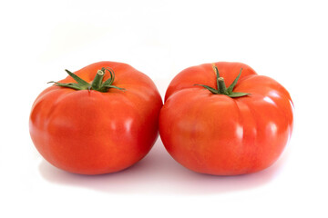 grosses tomates en gros plan sur un fond blanc
