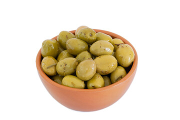 Olives vertes dans un bol isolé sur fond blanc