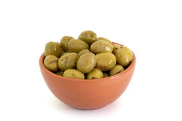 Olives vertes dans un bol isolé sur fond blanc