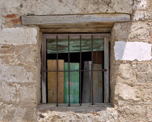 Fototapeta na wymiar Old window in an old facade, typical Portugal 
