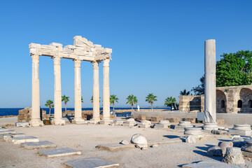 Fototapeta premium Awesome ruins of the Temple of Apollo in Side, Turkey