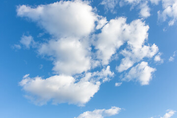 Naklejka na ściany i meble Céu azul com dia limpo com nuvens esparsas.